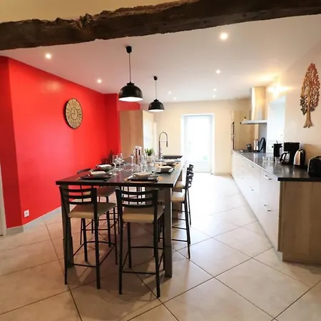 Holiday home Maison De Caractere Avec Piscine Privee, Terrasse Et Jardin Au Coeur Du Cantal - Fr-1-742-73 Parlan