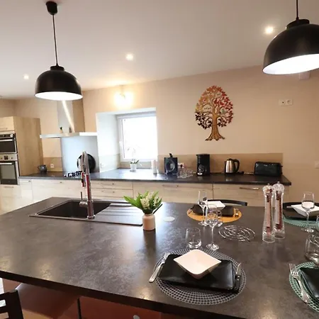 Maison De Caractere Avec Piscine Privee, Terrasse Et Jardin Au Coeur Du Cantal - Fr-1-742-73 Holiday home