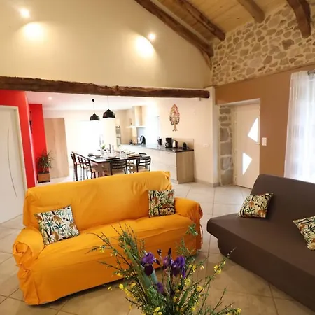 Holiday home Maison De Caractere Avec Piscine Privee, Terrasse Et Jardin Au Coeur Du Cantal - Fr-1-742-73 *