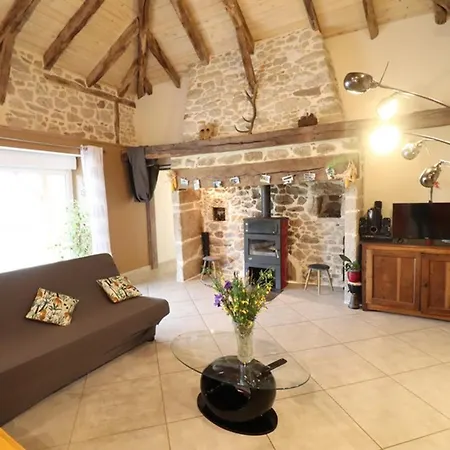 Maison De Caractere Avec Piscine Privee, Terrasse Et Jardin Au Coeur Du Cantal - Fr-1-742-73 Holiday home Parlan