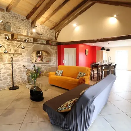 Maison De Caractere Avec Piscine Privee, Terrasse Et Jardin Au Coeur Du Cantal - Fr-1-742-73 *
